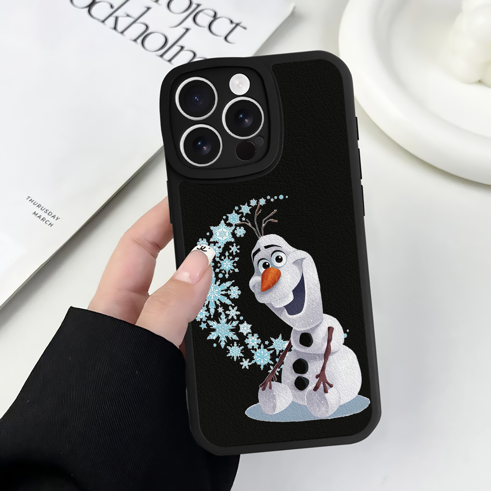 （画像用） アナと雪の女王 アンナ エルサ Frozen Anna Elsa 【iPhone 16シリーズ対応】シリコンスマホケース（レザー調） 材質：シリコン